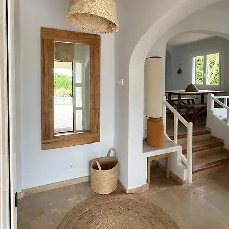 Seaview Escape: Spacious Villa For 8