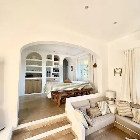 Seaview Escape: Spacious Villa For 8
