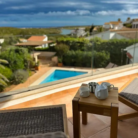 Seaview Escape: Spacious Villa For 8 別荘