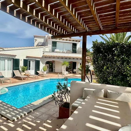 Seaview Escape: Spacious For 8