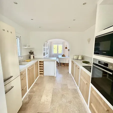 Seaview Escape: Spacious For 8
